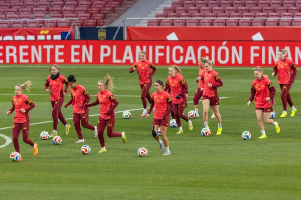 Madrid, İspanya - 2 Aralık 2025: Christian Wuck ve Elisa Senss Madrid 'de düzenlenen Kadın Milletler Ligi finali öncesinde basın toplantısı ve eğitim oturumunda.