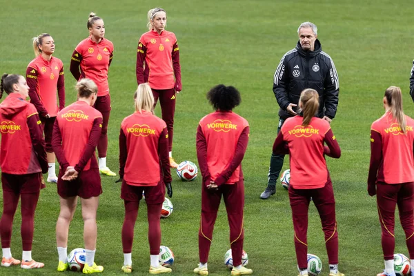 Madrid, İspanya - 2 Aralık 2025: Christian Wuck ve Elisa Senss Madrid 'de düzenlenen Kadın Milletler Ligi finali öncesinde basın toplantısı ve eğitim oturumunda.