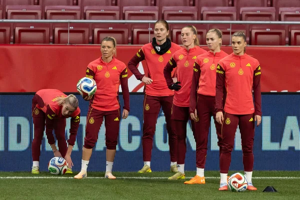 Madrid, İspanya - 2 Aralık 2025: Christian Wuck ve Elisa Senss Madrid 'de düzenlenen Kadın Milletler Ligi finali öncesinde basın toplantısı ve eğitim oturumunda.