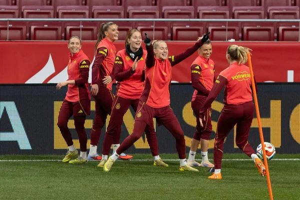 Madrid, İspanya - 2 Aralık 2025: Christian Wuck ve Elisa Senss Madrid 'de düzenlenen Kadın Milletler Ligi finali öncesinde basın toplantısı ve eğitim oturumunda.