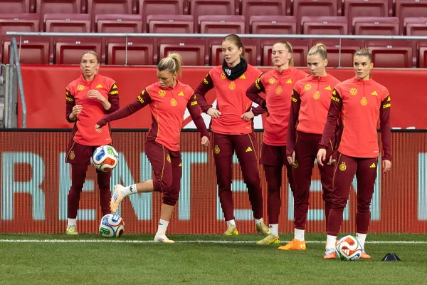 Madrid, İspanya - 2 Aralık 2025: Christian Wuck ve Elisa Senss Madrid 'de düzenlenen Kadın Milletler Ligi finali öncesinde basın toplantısı ve eğitim oturumunda.