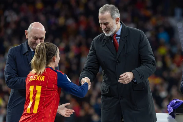 Madrid, İspanya - 2 Aralık 2025: İspanya ile Almanya arasındaki Bayanlar Milletler Ligi finali Madrid 'de oynandı. İspanyol takımı kupayı Kral VI. Felipe ile birlikte alır..