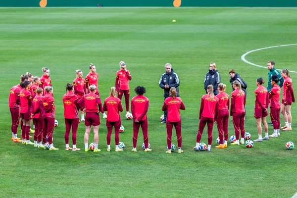 Madrid, İspanya - 2 Aralık 2025: Christian Wuck ve Elisa Senss Madrid 'de düzenlenen Kadın Milletler Ligi finali öncesinde basın toplantısı ve eğitim oturumunda.