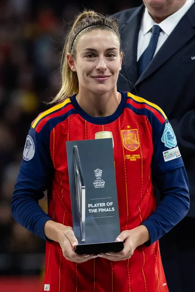 Madrid, İspanya - 2 Aralık 2025: İspanya ile Almanya arasındaki Bayanlar Milletler Ligi finali Madrid 'de oynandı. İspanyol takımı kupayı Kral VI. Felipe ile birlikte alır..