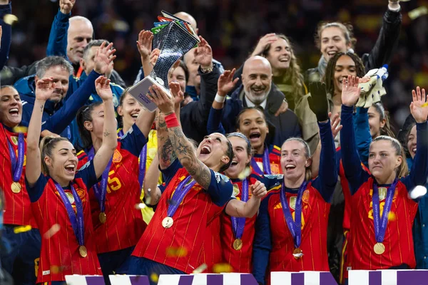 Madrid, İspanya - 2 Aralık 2025: İspanya ile Almanya arasındaki Bayanlar Milletler Ligi finali Madrid 'de oynandı. İspanyol takımı kupayı Kral VI. Felipe ile birlikte alır..