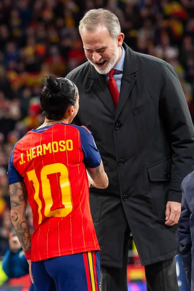 Madrid, İspanya - 2 Aralık 2025: İspanya ile Almanya arasındaki Bayanlar Milletler Ligi finali Madrid 'de oynandı. İspanyol takımı kupayı Kral VI. Felipe ile birlikte alır..