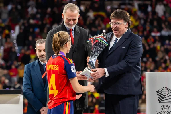Madrid, İspanya - 2 Aralık 2025: İspanya ile Almanya arasındaki Bayanlar Milletler Ligi finali Madrid 'de oynandı. İspanyol takımı kupayı Kral VI. Felipe ile birlikte alır..
