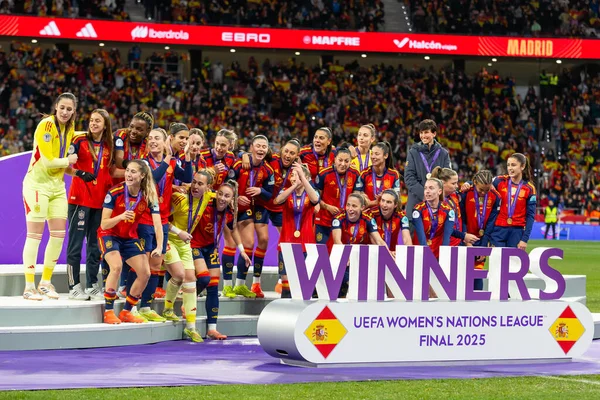 Madrid, İspanya - 2 Aralık 2025: İspanya ile Almanya arasındaki Bayanlar Milletler Ligi finali Madrid 'de oynandı. İspanyol takımı kupayı Kral VI. Felipe ile birlikte alır..
