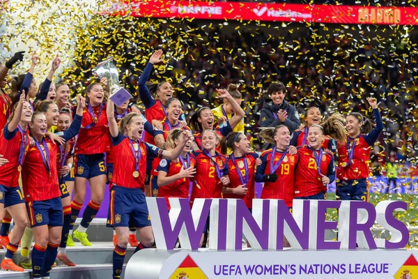 Madrid, İspanya - 2 Aralık 2025: İspanya ile Almanya arasındaki Bayanlar Milletler Ligi finali Madrid 'de oynandı. İspanyol takımı kupayı Kral VI. Felipe ile birlikte alır..