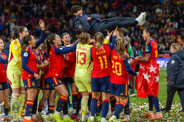 Madrid, İspanya - 2 Aralık 2025: İspanya ile Almanya arasındaki Bayanlar Milletler Ligi finali Madrid 'de oynandı. İspanyol takımı kupayı Kral VI. Felipe ile birlikte alır..