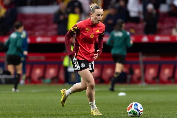 Madrid, İspanya - 2 Aralık 2025: Christian Wuck ve Elisa Senss Madrid 'de düzenlenen Kadın Milletler Ligi finali öncesinde basın toplantısı ve eğitim oturumunda.