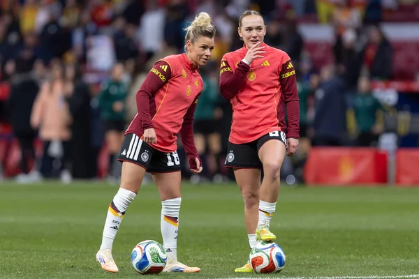 Madrid, İspanya - 2 Aralık 2025: Christian Wuck ve Elisa Senss Madrid 'de düzenlenen Kadın Milletler Ligi finali öncesinde basın toplantısı ve eğitim oturumunda.