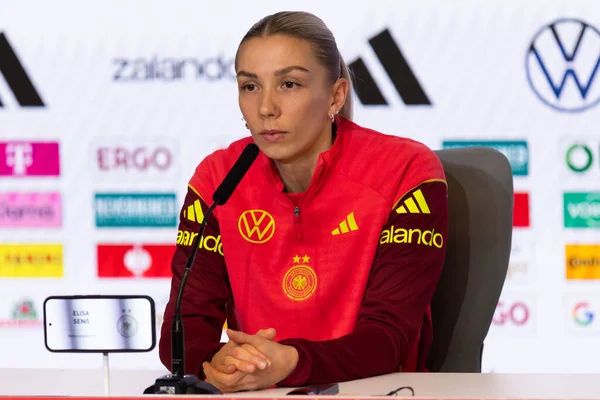 Madrid, İspanya - 2 Aralık 2025: Christian Wuck ve Elisa Senss Madrid 'de düzenlenen Kadın Milletler Ligi finali öncesinde basın toplantısı ve eğitim oturumunda.