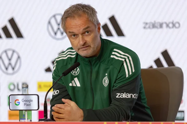 Madrid, İspanya - 2 Aralık 2025: Christian Wuck ve Elisa Senss Madrid 'de düzenlenen Kadın Milletler Ligi finali öncesinde basın toplantısı ve eğitim oturumunda.