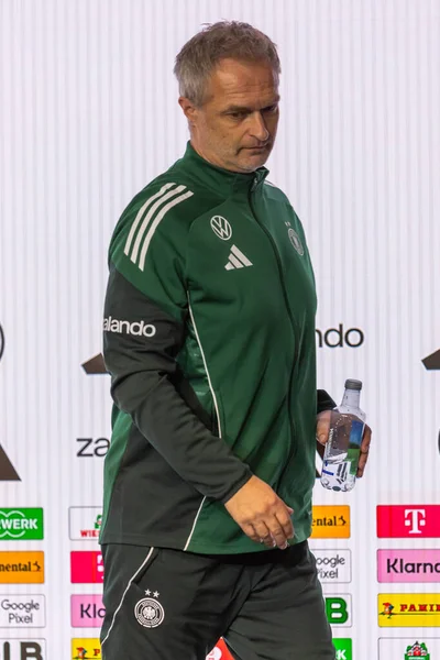 Madrid, İspanya - 2 Aralık 2025: Christian Wuck ve Elisa Senss Madrid 'de düzenlenen Kadın Milletler Ligi finali öncesinde basın toplantısı ve eğitim oturumunda.