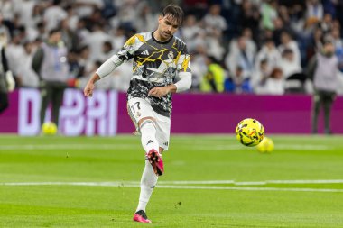 Madrid, İspanya - 7 Aralık 2025: Real Madrid ile Celta Vigo arasındaki La Liga maçı Madrid 'deki Santiago Bernabu Stadyumu' nda oynandı. Topu Madrid 'de oynayan gerçek oyuncular. Profesyonel lig. EA Spor