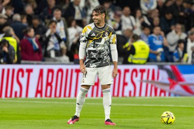 Madrid, İspanya - 7 Aralık 2025: Real Madrid ile Celta Vigo arasındaki La Liga maçı Madrid 'deki Santiago Bernabu Stadyumu' nda oynandı. Topu Madrid 'de oynayan gerçek oyuncular. Profesyonel lig. EA Spor