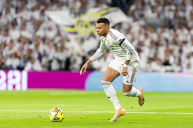 Madrid, İspanya - 7 Aralık 2025: Real Madrid ile Celta Vigo arasındaki La Liga maçı Madrid 'deki Santiago Bernabu Stadyumu' nda oynandı. Topu Madrid 'de oynayan gerçek oyuncular. Profesyonel lig. EA Spor
