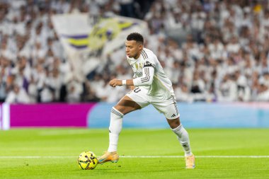 Madrid, İspanya - 7 Aralık 2025: Real Madrid ile Celta Vigo arasındaki La Liga maçı Madrid 'deki Santiago Bernabu Stadyumu' nda oynandı. Topu Madrid 'de oynayan gerçek oyuncular. Profesyonel lig. EA Spor