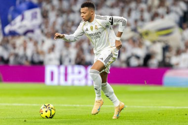 Madrid, İspanya - 7 Aralık 2025: Real Madrid ile Celta Vigo arasındaki La Liga maçı Madrid 'deki Santiago Bernabu Stadyumu' nda oynandı. Topu Madrid 'de oynayan gerçek oyuncular. Profesyonel lig. EA Spor