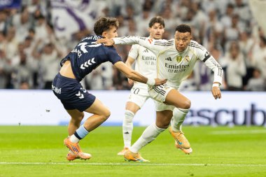 Madrid, İspanya - 7 Aralık 2025: Real Madrid ile Celta Vigo arasındaki La Liga maçı Madrid 'deki Santiago Bernabu Stadyumu' nda oynandı. Topu Madrid 'de oynayan gerçek oyuncular. Profesyonel lig. EA Spor