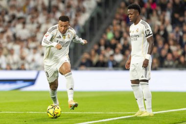 Madrid, İspanya - 7 Aralık 2025: Real Madrid ile Celta Vigo arasındaki La Liga maçı Madrid 'deki Santiago Bernabu Stadyumu' nda oynandı. Topu Madrid 'de oynayan gerçek oyuncular. Profesyonel lig. EA Spor