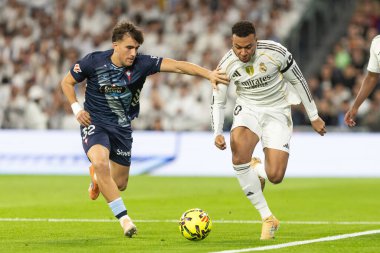 Madrid, İspanya - 7 Aralık 2025: Real Madrid ile Celta Vigo arasındaki La Liga maçı Madrid 'deki Santiago Bernabu Stadyumu' nda oynandı. Topu Madrid 'de oynayan gerçek oyuncular. Profesyonel lig. EA Spor