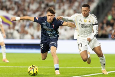 Madrid, İspanya - 7 Aralık 2025: Real Madrid ile Celta Vigo arasındaki La Liga maçı Madrid 'deki Santiago Bernabu Stadyumu' nda oynandı. Topu Madrid 'de oynayan gerçek oyuncular. Profesyonel lig. EA Spor