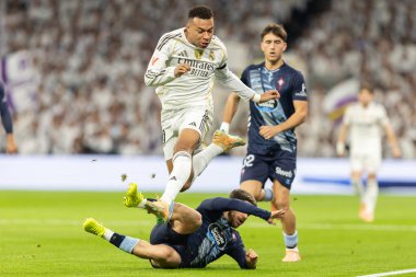 Madrid, İspanya - 7 Aralık 2025: Real Madrid ile Celta Vigo arasındaki La Liga maçı Madrid 'deki Santiago Bernabu Stadyumu' nda oynandı. Topu Madrid 'de oynayan gerçek oyuncular. Profesyonel lig. EA Spor