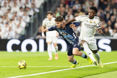 Madrid, İspanya - 7 Aralık 2025: Real Madrid ile Celta Vigo arasındaki La Liga maçı Madrid 'deki Santiago Bernabu Stadyumu' nda oynandı. Topu Madrid 'de oynayan gerçek oyuncular. Profesyonel lig. EA Spor