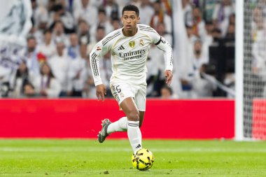 Madrid, İspanya - 7 Aralık 2025: Real Madrid ile Celta Vigo arasındaki La Liga maçı Madrid 'deki Santiago Bernabu Stadyumu' nda oynandı. Topu Madrid 'de oynayan gerçek oyuncular. Profesyonel lig. EA Spor