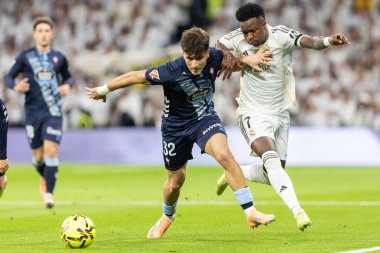 Madrid, İspanya - 7 Aralık 2025: Real Madrid ile Celta Vigo arasındaki La Liga maçı Madrid 'deki Santiago Bernabu Stadyumu' nda oynandı. Topu Madrid 'de oynayan gerçek oyuncular. Profesyonel lig. EA Spor