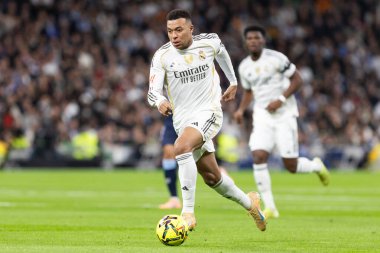 Madrid, İspanya - 7 Aralık 2025: Real Madrid ile Celta Vigo arasındaki La Liga maçı Madrid 'deki Santiago Bernabu Stadyumu' nda oynandı. Topu Madrid 'de oynayan gerçek oyuncular. Profesyonel lig. EA Spor