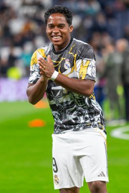 Madrid, İspanya - 7 Aralık 2025: Real Madrid ile Celta Vigo arasındaki La Liga maçı Madrid 'deki Santiago Bernabu Stadyumu' nda oynandı. Topu Madrid 'de oynayan gerçek oyuncular. Profesyonel lig. EA Spor