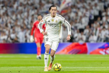 Madrid, İspanya - 7 Aralık 2025: Real Madrid ile Celta Vigo arasındaki La Liga maçı Madrid 'deki Santiago Bernabu Stadyumu' nda oynandı. Topu Madrid 'de oynayan gerçek oyuncular. Profesyonel lig. EA Spor