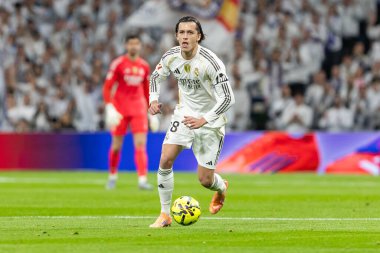 Madrid, İspanya - 7 Aralık 2025: Real Madrid ile Celta Vigo arasındaki La Liga maçı Madrid 'deki Santiago Bernabu Stadyumu' nda oynandı. Topu Madrid 'de oynayan gerçek oyuncular. Profesyonel lig. EA Spor