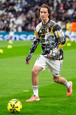 Madrid, İspanya - 7 Aralık 2025: Real Madrid ile Celta Vigo arasındaki La Liga maçı Madrid 'deki Santiago Bernabu Stadyumu' nda oynandı. Topu Madrid 'de oynayan gerçek oyuncular. Profesyonel lig. EA Spor