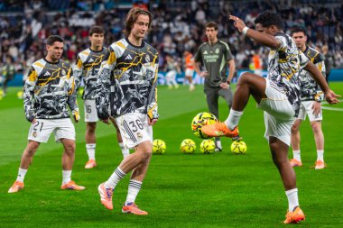 Madrid, İspanya - 7 Aralık 2025: Real Madrid ile Celta Vigo arasındaki La Liga maçı Madrid 'deki Santiago Bernabu Stadyumu' nda oynandı. Topu Madrid 'de oynayan gerçek oyuncular. Profesyonel lig. EA Spor