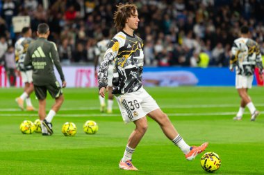 Madrid, İspanya - 7 Aralık 2025: Real Madrid ile Celta Vigo arasındaki La Liga maçı Madrid 'deki Santiago Bernabu Stadyumu' nda oynandı. Topu Madrid 'de oynayan gerçek oyuncular. Profesyonel lig. EA Spor