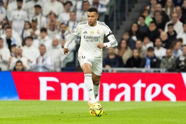 Madrid, İspanya - 7 Aralık 2025: Real Madrid ile Celta Vigo arasındaki La Liga maçı Madrid 'deki Santiago Bernabu Stadyumu' nda oynandı. Topu Madrid 'de oynayan gerçek oyuncular. Profesyonel lig. EA Spor