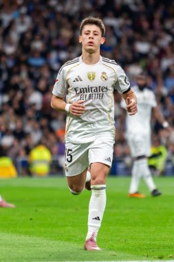 Madrid, İspanya - 7 Aralık 2025: Real Madrid ile Celta Vigo arasındaki La Liga maçı Madrid 'deki Santiago Bernabu Stadyumu' nda oynandı. Topu Madrid 'de oynayan gerçek oyuncular. Profesyonel lig. EA Spor