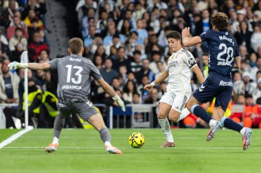 Madrid, İspanya - 7 Aralık 2025: Real Madrid ile Celta Vigo arasındaki La Liga maçı Madrid 'deki Santiago Bernabu Stadyumu' nda oynandı. Topu Madrid 'de oynayan gerçek oyuncular. Profesyonel lig. EA Spor