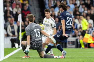 Madrid, İspanya - 7 Aralık 2025: Real Madrid ile Celta Vigo arasındaki La Liga maçı Madrid 'deki Santiago Bernabu Stadyumu' nda oynandı. Topu Madrid 'de oynayan gerçek oyuncular. Profesyonel lig. EA Spor