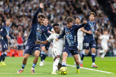 Madrid, İspanya - 7 Aralık 2025: Real Madrid ile Celta Vigo arasındaki La Liga maçı Madrid 'deki Santiago Bernabu Stadyumu' nda oynandı. Topu Madrid 'de oynayan gerçek oyuncular. Profesyonel lig. EA Spor