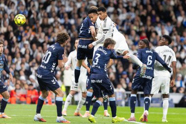Madrid, İspanya - 7 Aralık 2025: Real Madrid ile Celta Vigo arasındaki La Liga maçı Madrid 'deki Santiago Bernabu Stadyumu' nda oynandı. Topu Madrid 'de oynayan gerçek oyuncular. Profesyonel lig. EA Spor