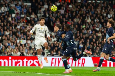 Madrid, İspanya - 7 Aralık 2025: Real Madrid ile Celta Vigo arasındaki La Liga maçı Madrid 'deki Santiago Bernabu Stadyumu' nda oynandı. Topu Madrid 'de oynayan gerçek oyuncular. Profesyonel lig. EA Spor