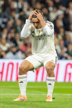 Madrid, İspanya - 7 Aralık 2025: Real Madrid ile Celta Vigo arasındaki La Liga maçı Madrid 'deki Santiago Bernabu Stadyumu' nda oynandı. Topu Madrid 'de oynayan gerçek oyuncular. Profesyonel lig. EA Spor