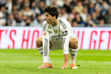 Madrid, İspanya - 7 Aralık 2025: Real Madrid ile Celta Vigo arasındaki La Liga maçı Madrid 'deki Santiago Bernabu Stadyumu' nda oynandı. Topu Madrid 'de oynayan gerçek oyuncular. Profesyonel lig. EA Spor