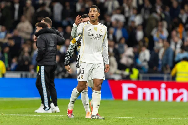 Madrid, İspanya - 7 Aralık 2025: Real Madrid ile Celta Vigo arasındaki La Liga maçı Madrid 'deki Santiago Bernabu Stadyumu' nda oynandı. Topu Madrid 'de oynayan gerçek oyuncular. Profesyonel lig. EA Spor