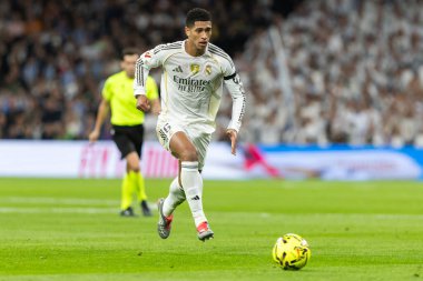 Madrid, İspanya - 7 Aralık 2025: Real Madrid ile Celta Vigo arasındaki La Liga maçı Madrid 'deki Santiago Bernabu Stadyumu' nda oynandı. Topu Madrid 'de oynayan gerçek oyuncular. Profesyonel lig. EA Spor